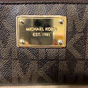Michael Kors Signature Brown Wallet Small with zipper closure